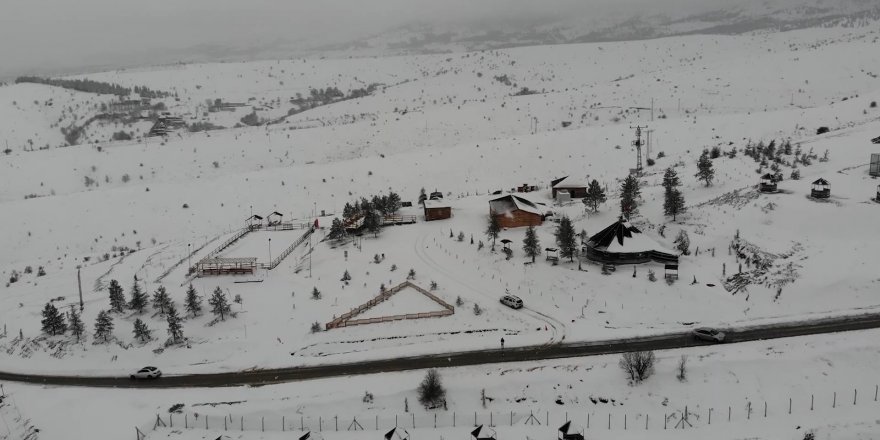 Baharı beklerken kış geri geldi: Dinek Dağı beyaz örtüyle kaplandı