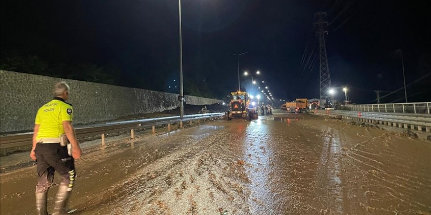 Trabzon-Gümüşhane kara yolu ulaşıma kapatıldı