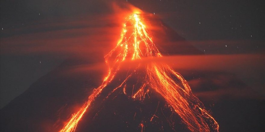 Filipinler'de patlayan Mayon Yanardağı'ndaki lav akıntıları 2,5 kilometre mesafeye ulaştı