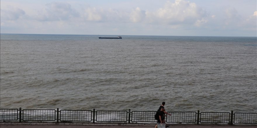 Zonguldak'ta sağanağın ardından denizin rengi kahverengiye döndü