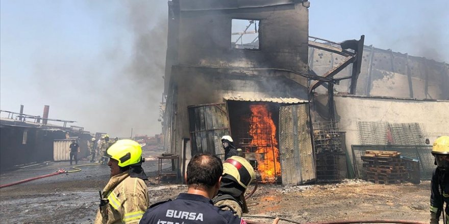 Bursa'da fabrikada çıkan yangına müdahale ediliyor