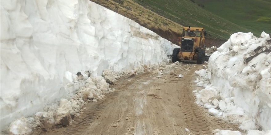 Kars'ta kardan kapalı yayla yolu ulaşıma açıldı