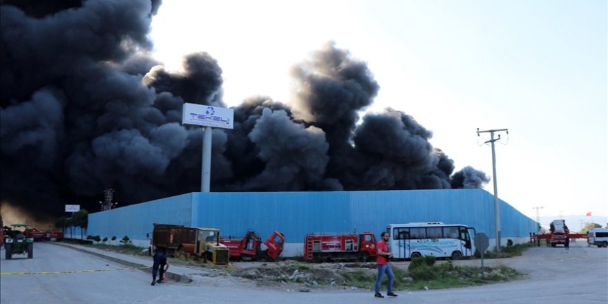 Manisa'da bir fabrikada çıkan yangına müdahale ediliyor