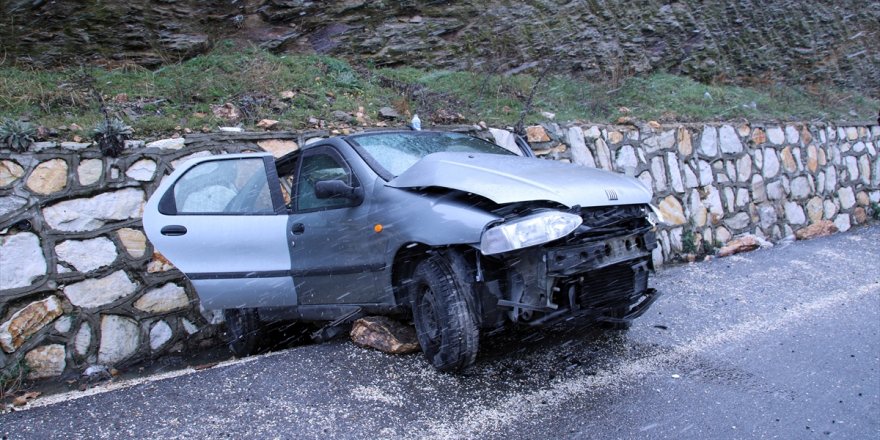 Uşak'ta istinat duvarına çarpan otomobildeki 3 kişi yaralandı