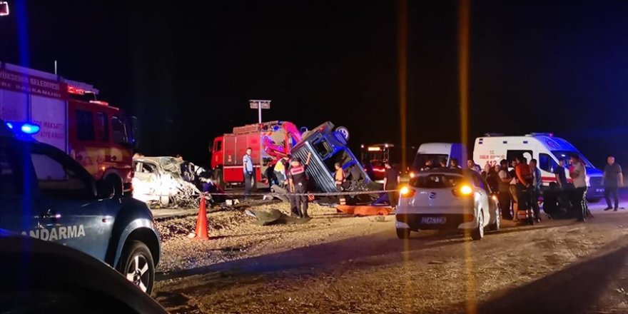 Gaziantep'te hafif ticari araç ile otomobil çarpıştı, 6 kişi öldü