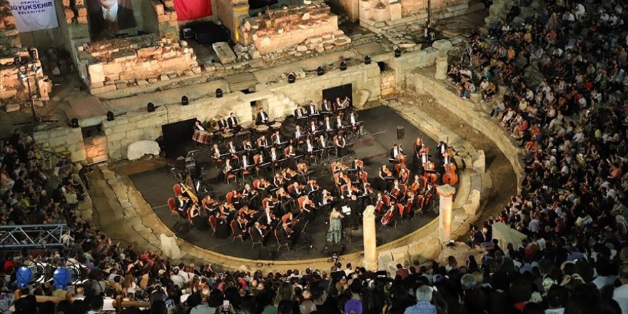 Cumhurbaşkanlığı Senfoni Orkestrası 2 bin 200 yıllık antik tiyatroda konser verdi