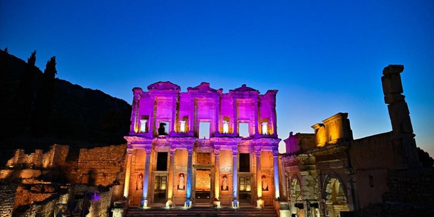 Işıklandırılan Efes Antik Kenti gece ayrı bir güzel