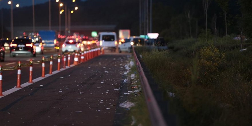 Bolu'da, tatilcilerin geçtiği otoyolda çöpleri kaldı