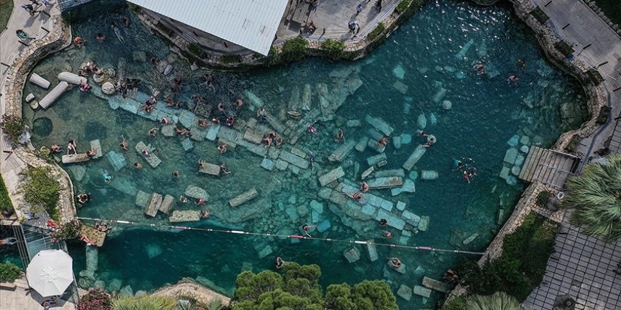 Pamukkale'deki antik termal havuz, havalar bunaltsa da boş kalmıyor