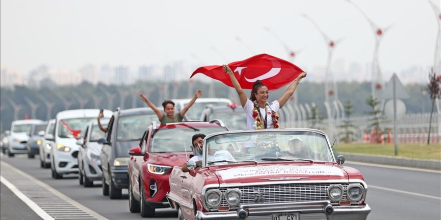 Şampiyon milli tekvandocu Nafia Kuş, Adana'da klasik arabayla tur attı