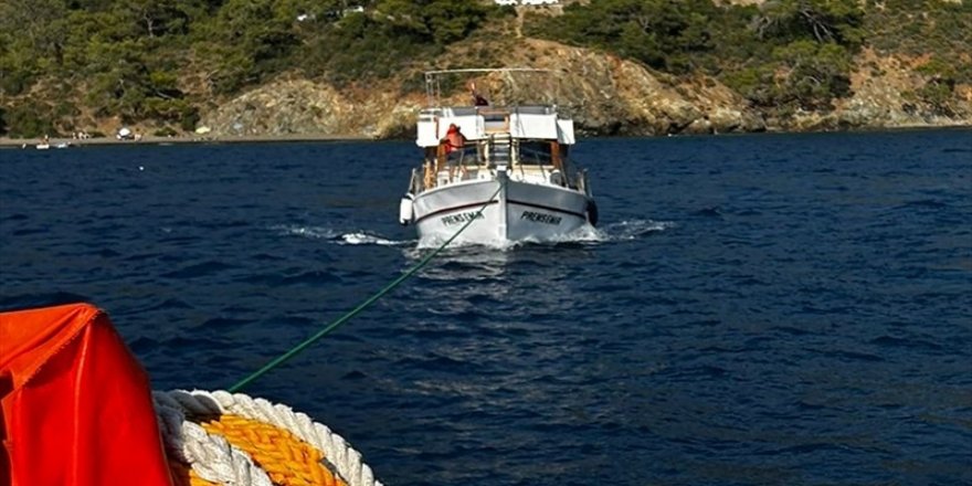 Fethiye açıklarında sürüklenen tekne kurtarıldı