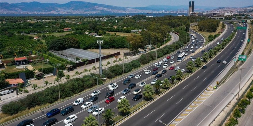 İzmir'de tatil beldelerine giden yollarda uzun araç kuyrukları oluştu