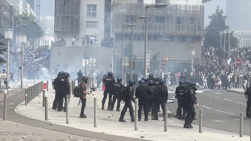 Fransa’da genç sürücünün öldürülmesi sonrası gösterilerde polis ile göstericiler arasında çatışma çıktı