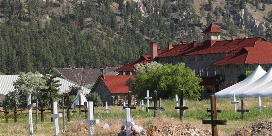 Kanada'daki bir yatılı kilise okulunun alanında 88 kayıtsız mezar bulundu