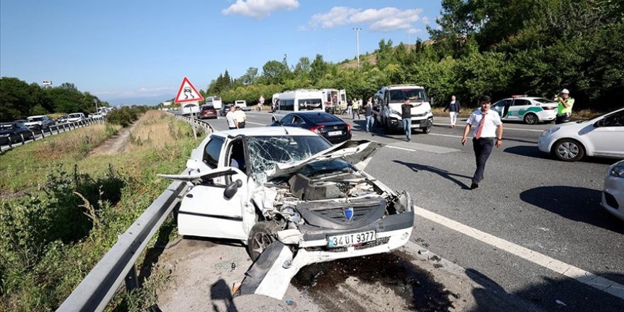 Anadolu Otoyolu'nun Düzce kesiminde zincirleme trafik kazasında 13 kişi yaralandı