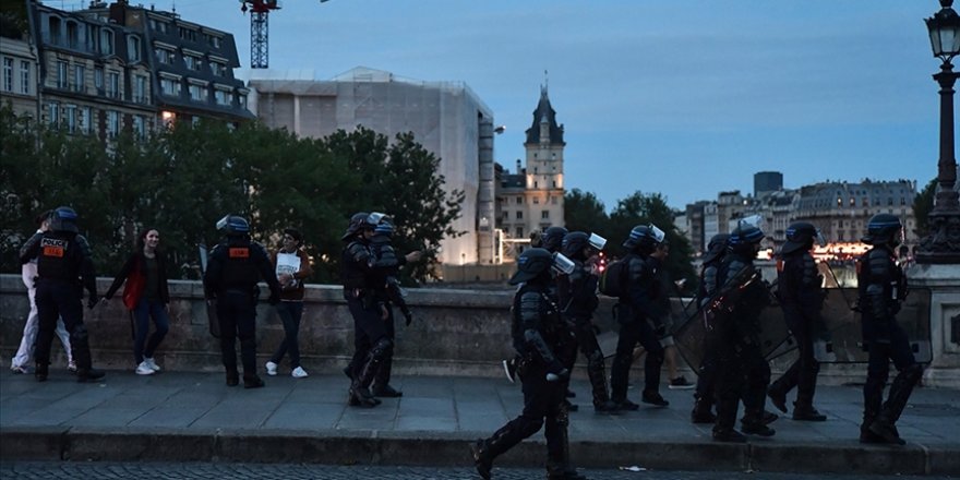 Fransız polisi Paris'teki Şanzelize Caddesi'ni tahliye etti