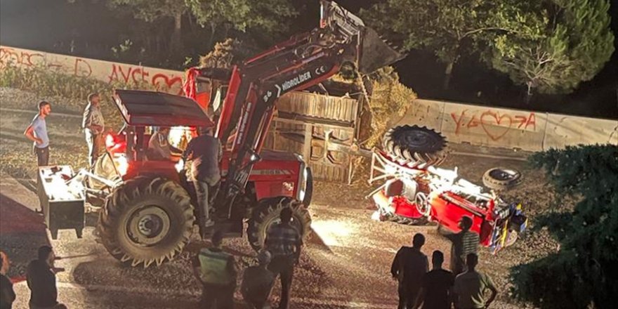 İzmir'de traktörün devrilmesi sonucu 2 kişi yaralandı