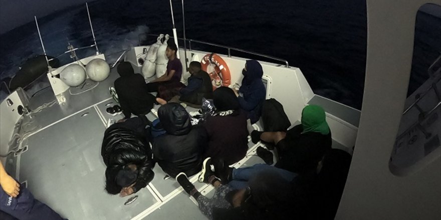 İzmir açıklarında geri itilen 11 düzensiz göçmen kurtarıldı