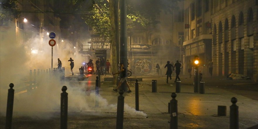 Fransa'nın Lyon kentinde polis aşırı sağcı grubu biber gazıyla dağıttı