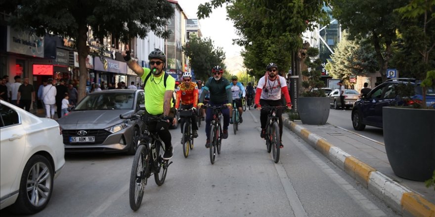 Van'da 150 kişi "araç senin yol hepimizin" sloganıyla pedal çevirdi