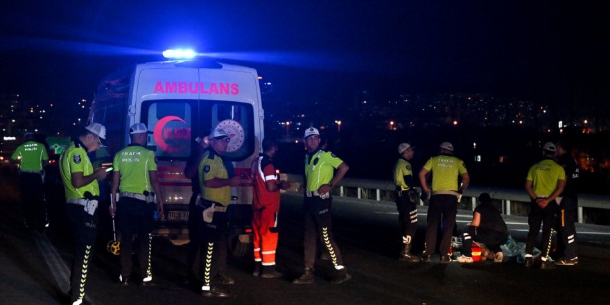 İzmir'de otoyolda otomobilin çarptığı kadın hayatını kaybetti