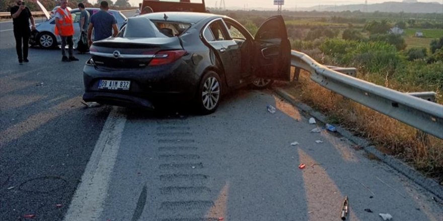 Aydın'da lastiği patlayan otomobile başka bir otomobil çarpması sonucu 7 kişi yaralandı