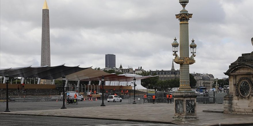 Paris'in "kalbi" Şanzelize'de protestolar nedeniyle turistlerin yerini demir bariyerler aldı