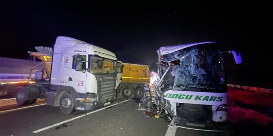 Anadolu Otoyolu'nda tır ile yolcu otobüsü çarpıştı, 18 kişi yaralandı