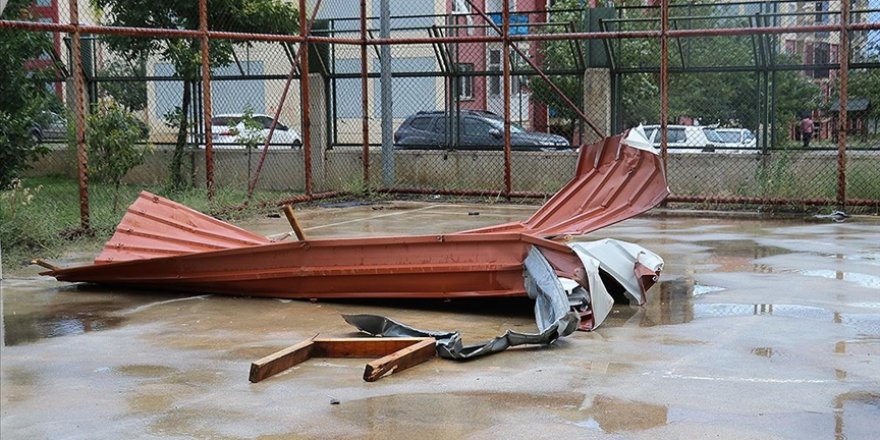 Erzincan'da fırtına çatıları uçurdu, ağaç dallarını kırdı