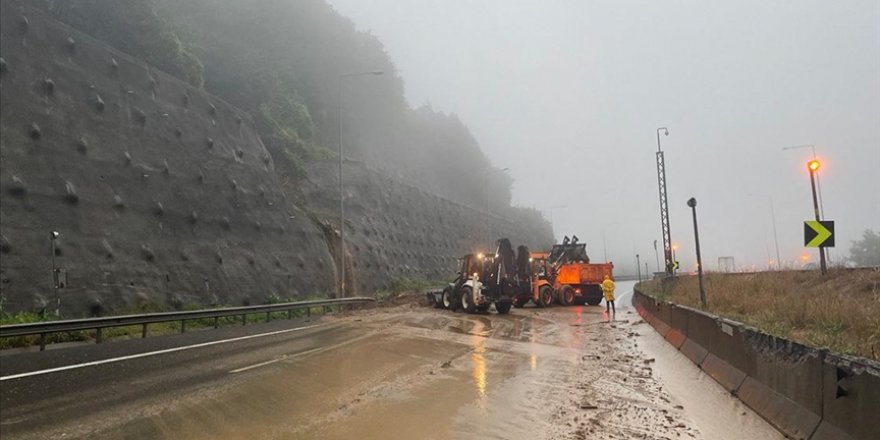 Anadolu Otoyolu'nda dağ yamacından kopan kayalar zincirleme kazaya neden oldu