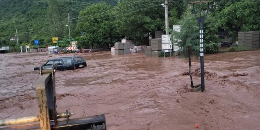 Kastamonu'da sel: Cide-Bartın karayolu ulaşıma kapandı