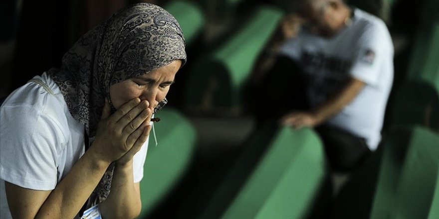 Srebrenitsa soykırımı kurbanlarının tabutları defnedilecekleri Potoçari Anıt Mezarlığı'na taşındı