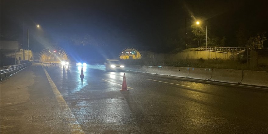 Heyelan nedeniyle Bolu Abant gişelerinden kapatılan Anadolu Otoyolu ulaşıma açıldı