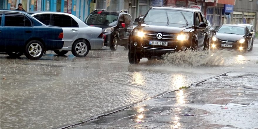 Kars'ta sağanak nedeniyle cadde ve yollarda su birikintisi oluştu