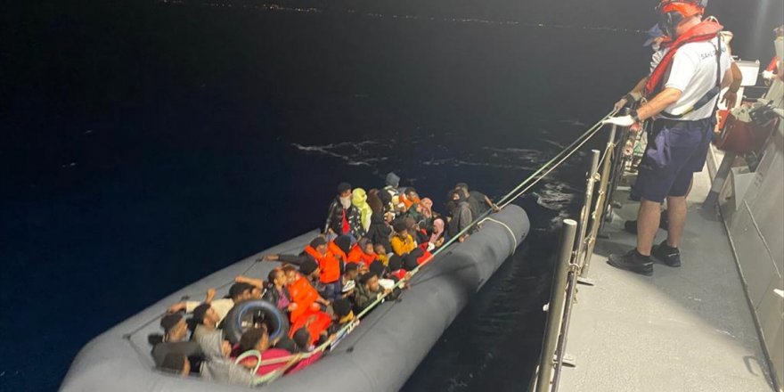 İzmir açıklarında 92 düzensiz göçmen kurtarıldı, 79 göçmen yakalandı