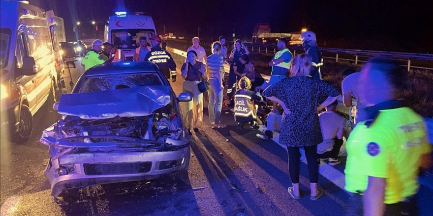 Anadolu Otoyolu'nun Düzce kesiminde zincirleme trafik kazasında 14 kişi yaralandı