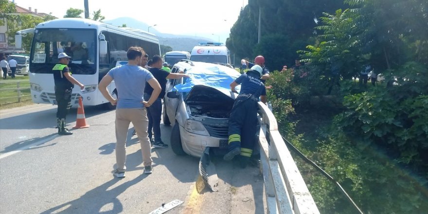 Manisa'da bariyere çarpan otomobilin sürücüsü öldü