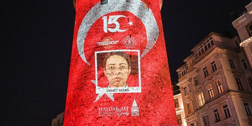 Galata Kulesi'ne 15 Temmuz şehitlerinin fotoğrafları yansıtıldı