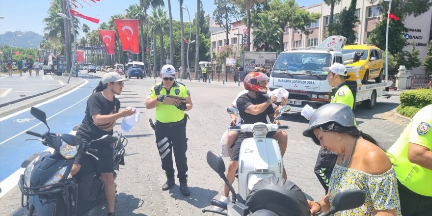 Marmaris'te polis, vatandaşlara sıcaktan korunmaları için şapka hediye etti