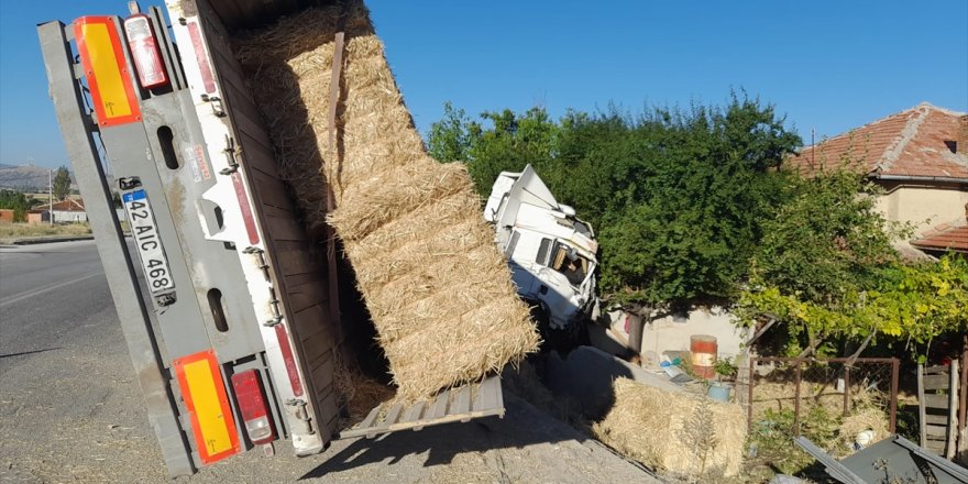 Afyonkarahisar'da kaza yapan tırdaki saman balyalarının altında kalan kadın öldü