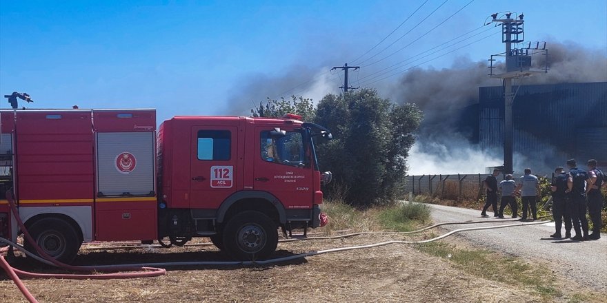 İzmir'de geri dönüşüm tesisindeki yangın söndürüldü