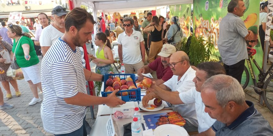 Selçuk'ta "Şen Şeftali Şenliği" yapıldı