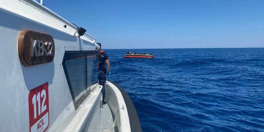 İzmir açıklarında geri itilen 32 düzensiz göçmen kurtarıldı