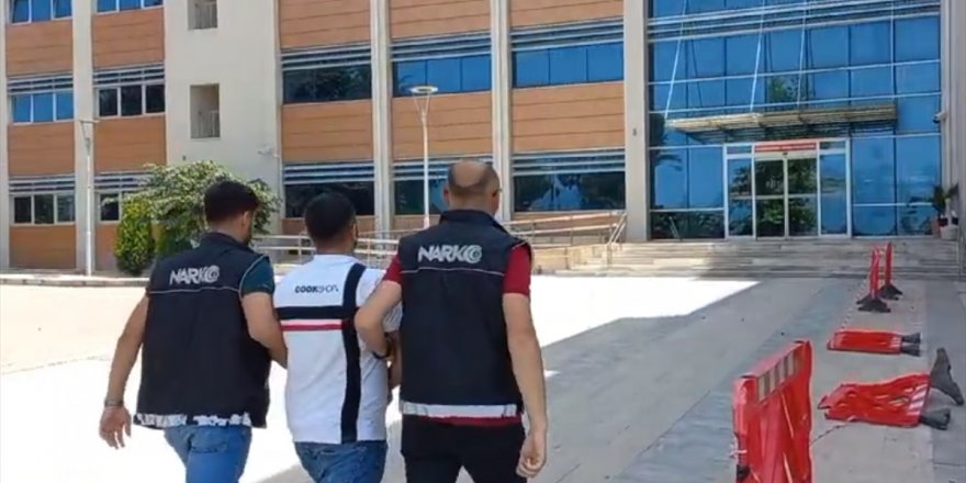 İzmir'de polisten kaçarken üzerindeki uyuşturucuyu atan kişi yakalandı