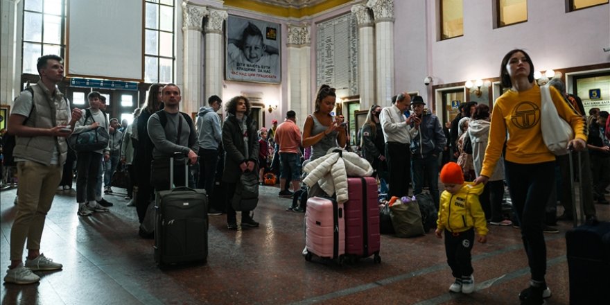 Polonyalı yetkililer, son 24 saatte 33 bin 700 Ukraynalının ülkeye girdiğini açıkladı