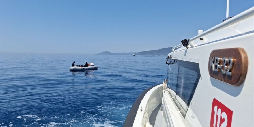 İzmir açıklarında geri itilen 10 düzensiz göçmen kurtarıldı