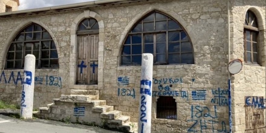 GKRY'de bir Türk camisine ırkçı saldırı düzenlendi