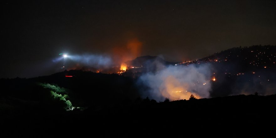 Manisa'nın Saruhanlı ilçesindeki orman yangınına müdahale sürüyor