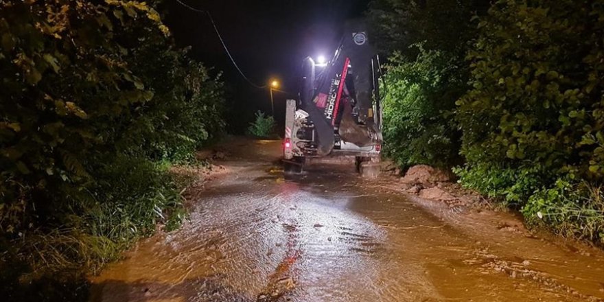 Trabzon'da sağanak hayatı olumsuz etkiledi