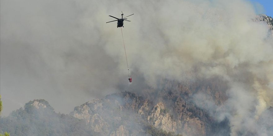 Antalya'nın Kemer ilçesindeki orman yangına havadan ve karadan müdahale sürüyor